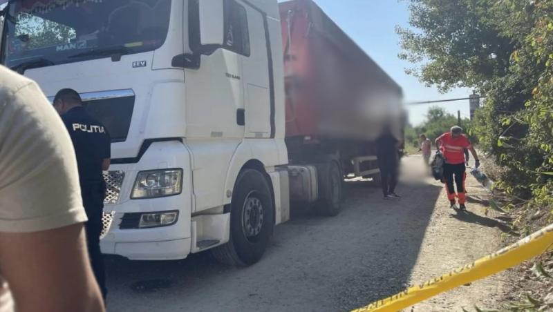 Şofer de TIR mort în Lugoj, după ce s-a electrocutat. Tânărul de 35 de ani a atins un cablu electric cu bena camionului