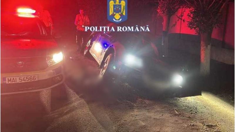 Urmărire cu focuri de armă, în Olt. Polițiștii au tras de 11 ori după un șofer, până când acesta s-a înfipt cu mașina într-un cap de pod. Nu avea permis