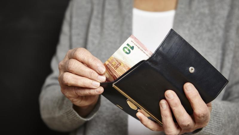 Cum a înşelat o româncă un spaniol să-i ofere aproape un milion de euro. După ce a luat banii, femeia a dispărut şi e căutată în toată Europa