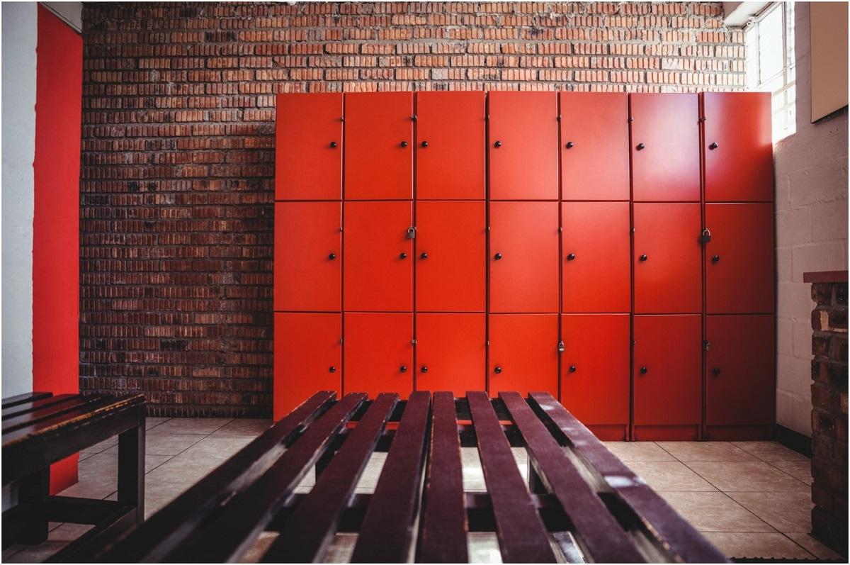 Tânăr cercetat pentru viol, după ce a fost prins întreținând relații sexuale cu o copilă de 14 ani, în vestiarul unui aqua park din Satu mare