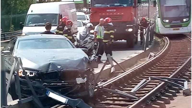 Un șofer băut a rămas cu BMW-ul blocat pe linia de tramvai 41 timp de o oră. STB vrea să îl dea în judecată: "Vom cere despăgubiri"