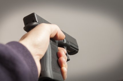 Un pistol și muniție, găsite în locuința unui bărbat de 40 de ani din Dâmbovița