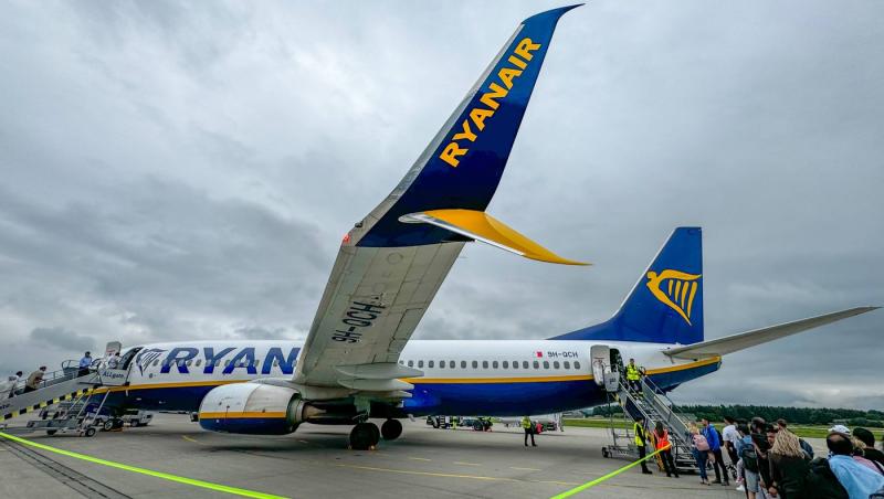 Ryanair vrea să limiteze alcoolul oferit pasagerilor în timpul zborurilor. "Mai beţi şi ceai"