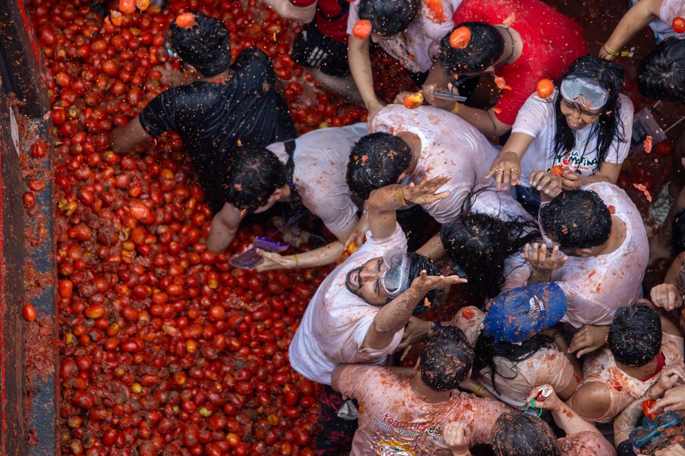 La Tomatina, cea mai mare bătaie cu roșii din lume, are loc anual în Spania. Cum a început povestea festivalului unic