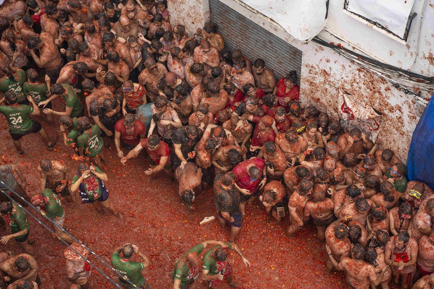 La Tomatina, cea mai mare bătaie cu roșii din lume, are loc anual în Spania. Cum a început povestea festivalului unic