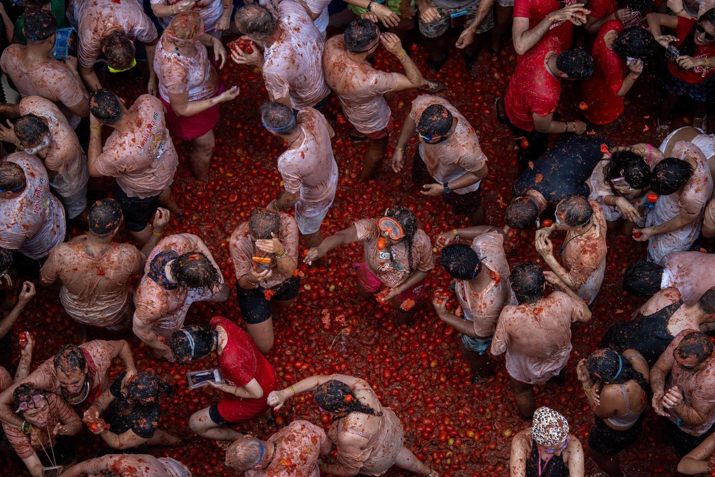 La Tomatina, cea mai mare bătaie cu roșii din lume, are loc anual în Spania. Cum a început povestea festivalului unic