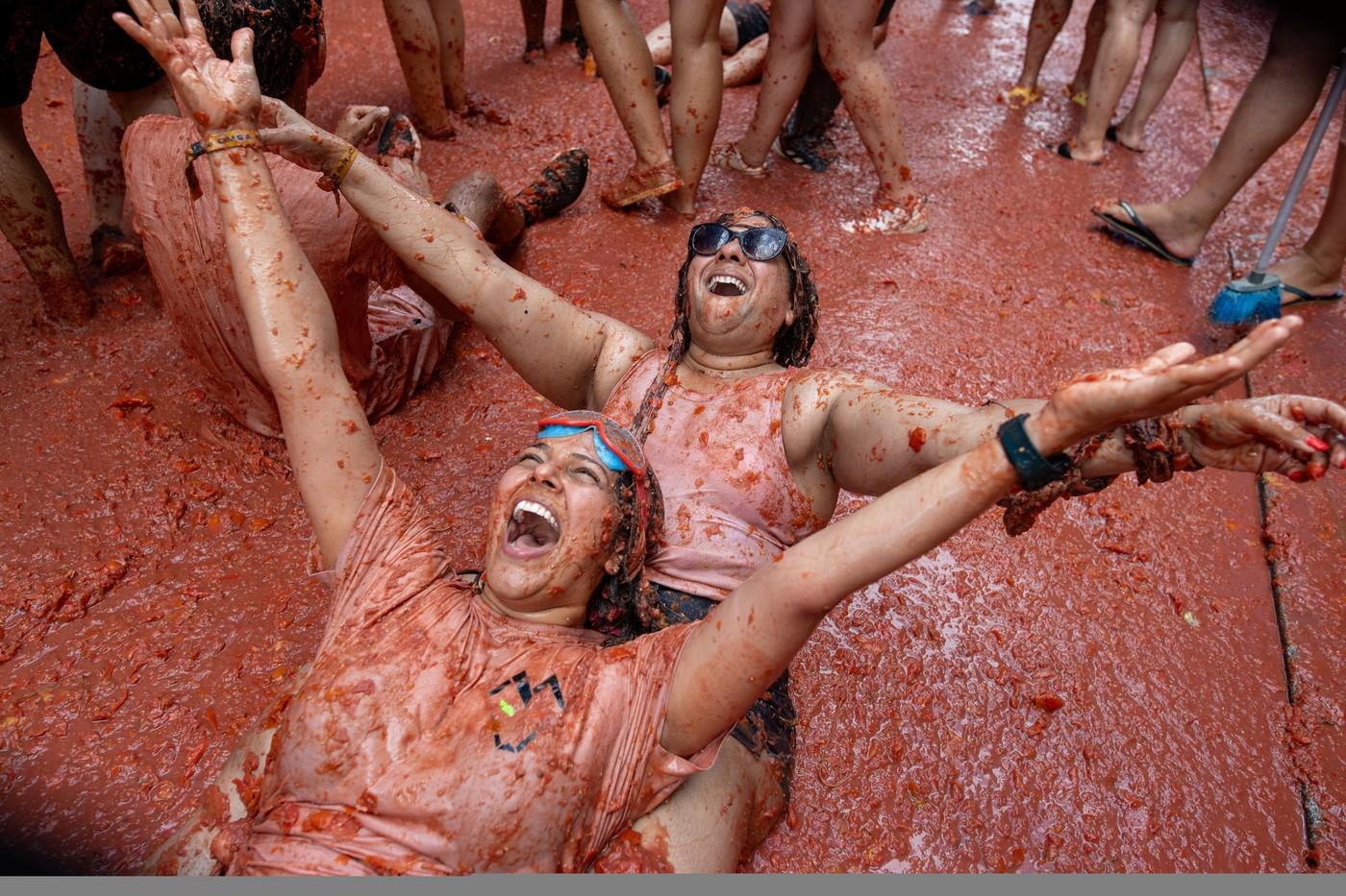 La Tomatina, cea mai mare bătaie cu roșii din lume, are loc anual în Spania. Cum a început povestea festivalului unic