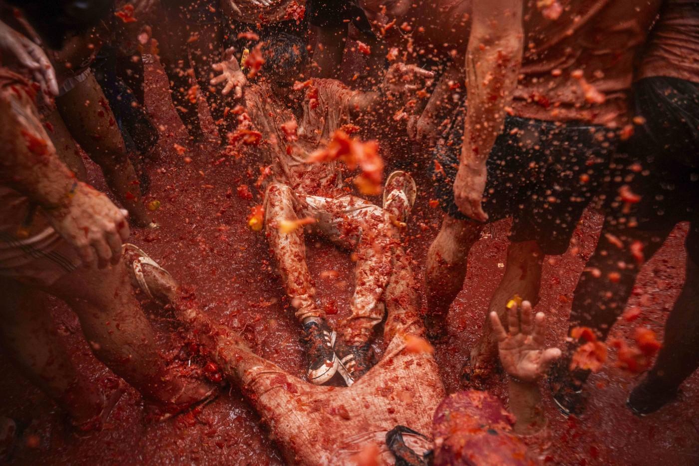 La Tomatina, cea mai mare bătaie cu roșii din lume, are loc anual în Spania. Cum a început povestea festivalului unic