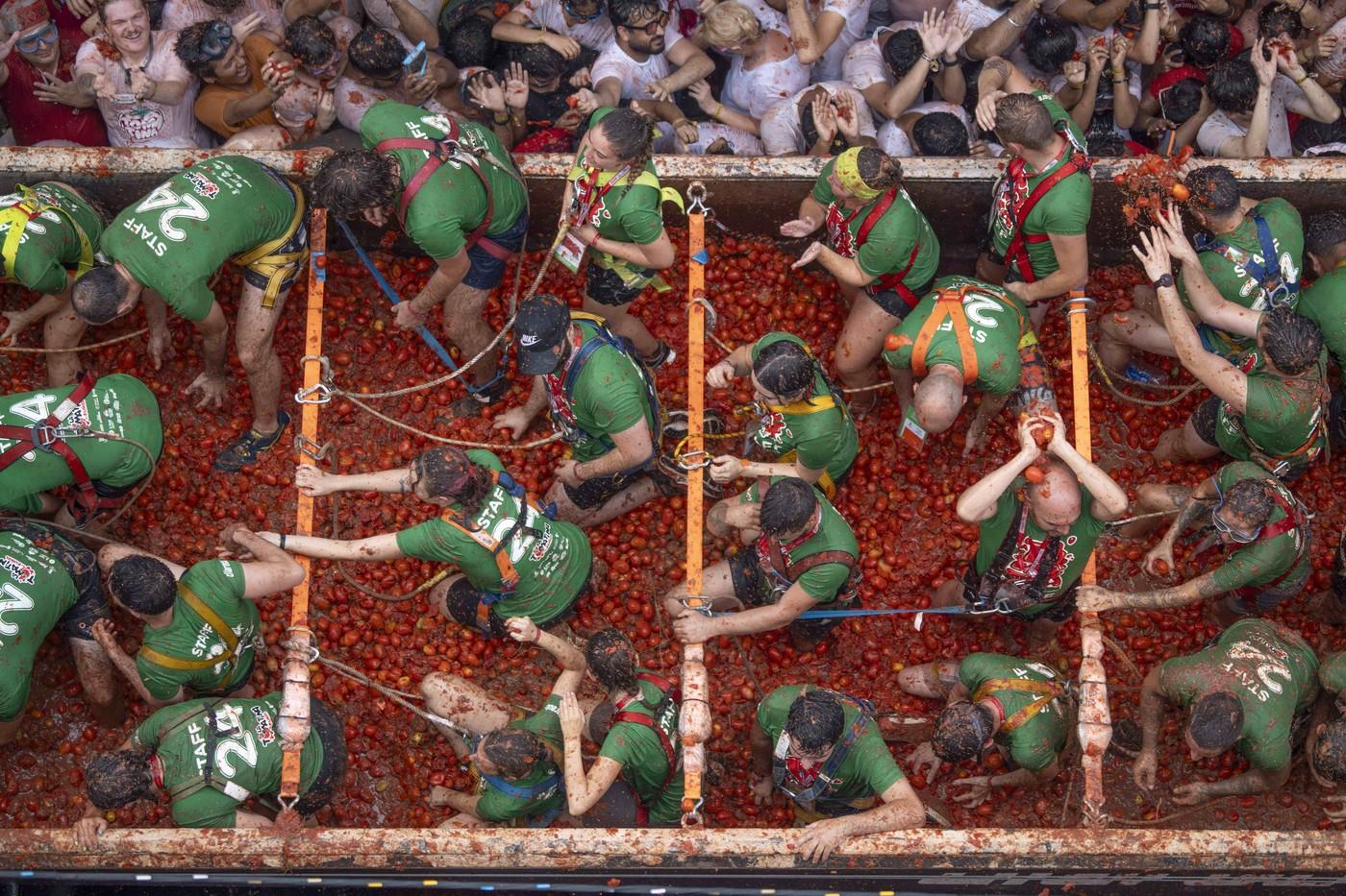 La Tomatina, cea mai mare bătaie cu roșii din lume, are loc anual în Spania. Cum a început povestea festivalului unic