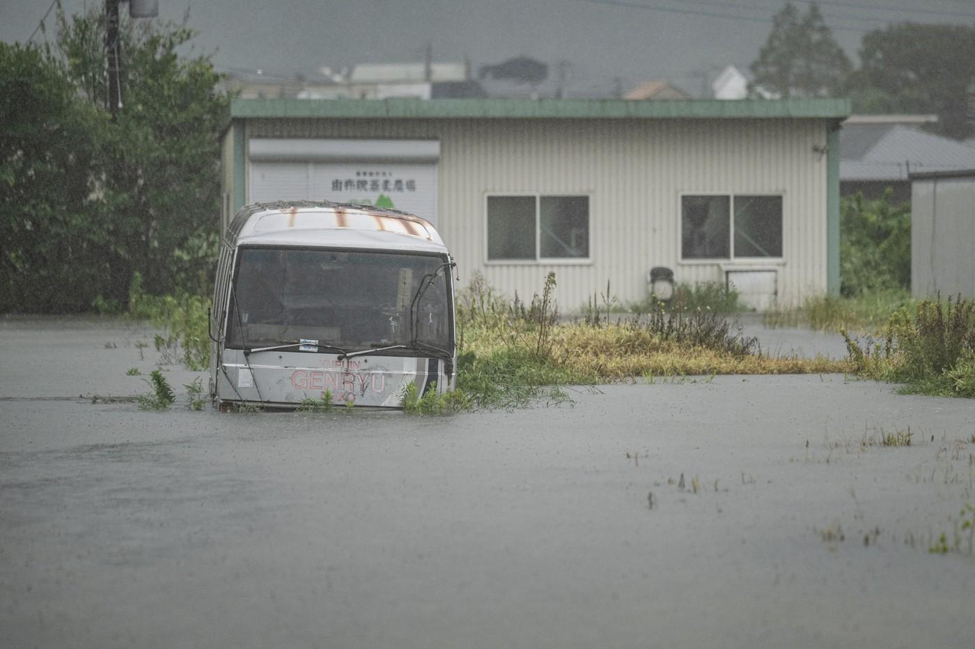 Japonia, devastată de taifunul Shanshan. Cel puţin trei morţi şi rafale de vânt de 250 km/h