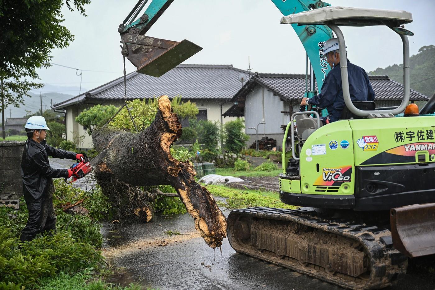 Japonia, devastată de taifunul Shanshan. Cel puţin trei morţi şi rafale de vânt de 250 km/h