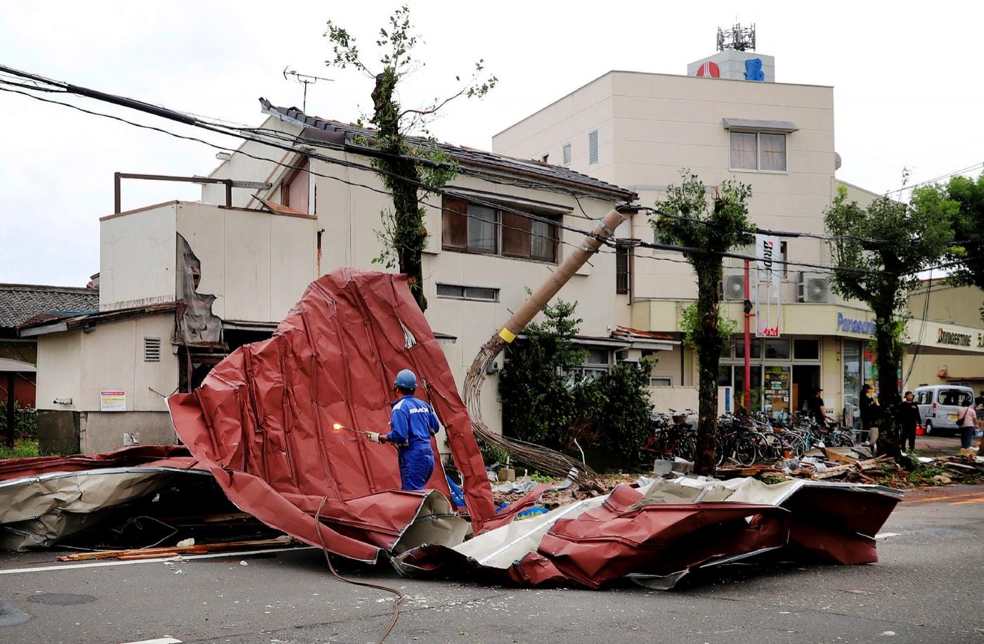 Japonia, devastată de taifunul Shanshan. Cel puţin trei morţi şi rafale de vânt de 250 km/h