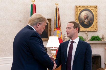 Trump îl amenință pe Zuckerberg cu "închisoare pe viață" dacă Facebook va încerca să influențeze alegerile prezidențiale