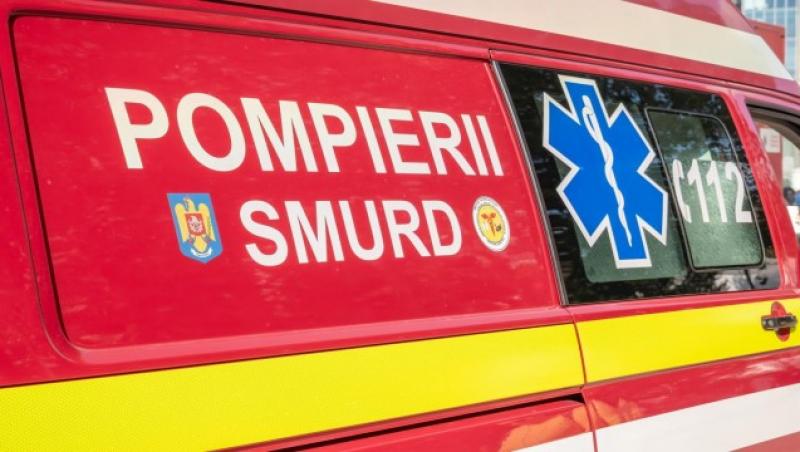 Incident bizar într-un supermarket din Bucureşti. Două persoane, transportate la spital după au căzut patru geamuri peste ele