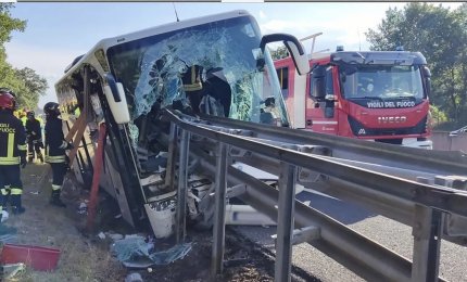 Accident teribil în Italia. Un mort şi 25 de răniţi după ce un autocar plin cu turişti a intrat în parapet, pe autostradă