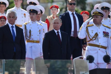 Ucraina ar fi plănuit să atace parada de Ziua Marinei ruse, ceremonie la care participa şi Putin. Un telefon din SUA a oprit totul