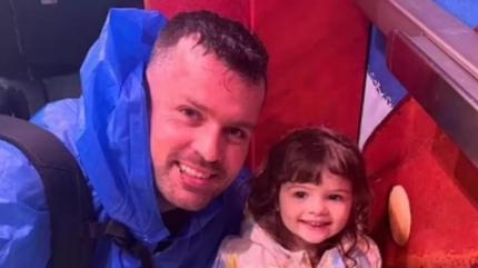 Fetiţa de doi ani care a murit încuiată într-o maşină încinsă. Tatăl se juca pe Playstation în timpul tragediei Fetiţa de doi ani care a murit încuiată într-o maşină încinsă. Tatăl se juca pe Playstation în timpul tragediei