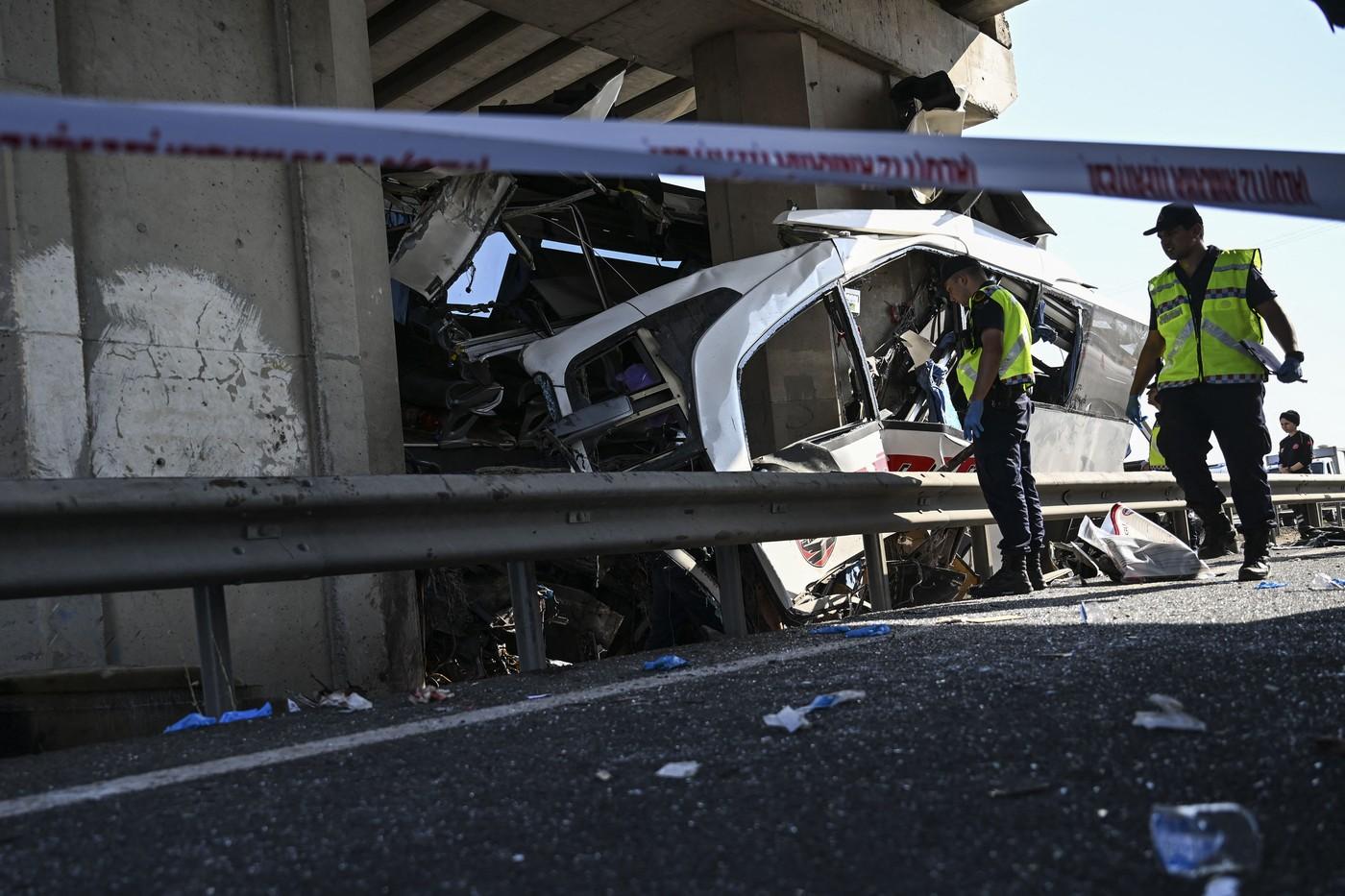 Dezastru cu noua morți și zeci de răniți, în Ankara. Un autocar s-a rupt pe jumătate într-un pod, după ce șoferul ar fi căzut pradă somnului