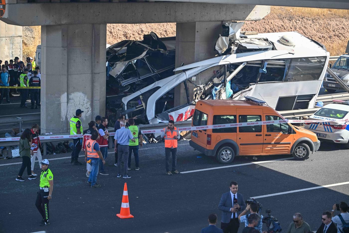 Dezastru cu noua morți și zeci de răniți, în Ankara. Un autocar s-a rupt pe jumătate într-un pod, după ce șoferul ar fi căzut pradă somnului