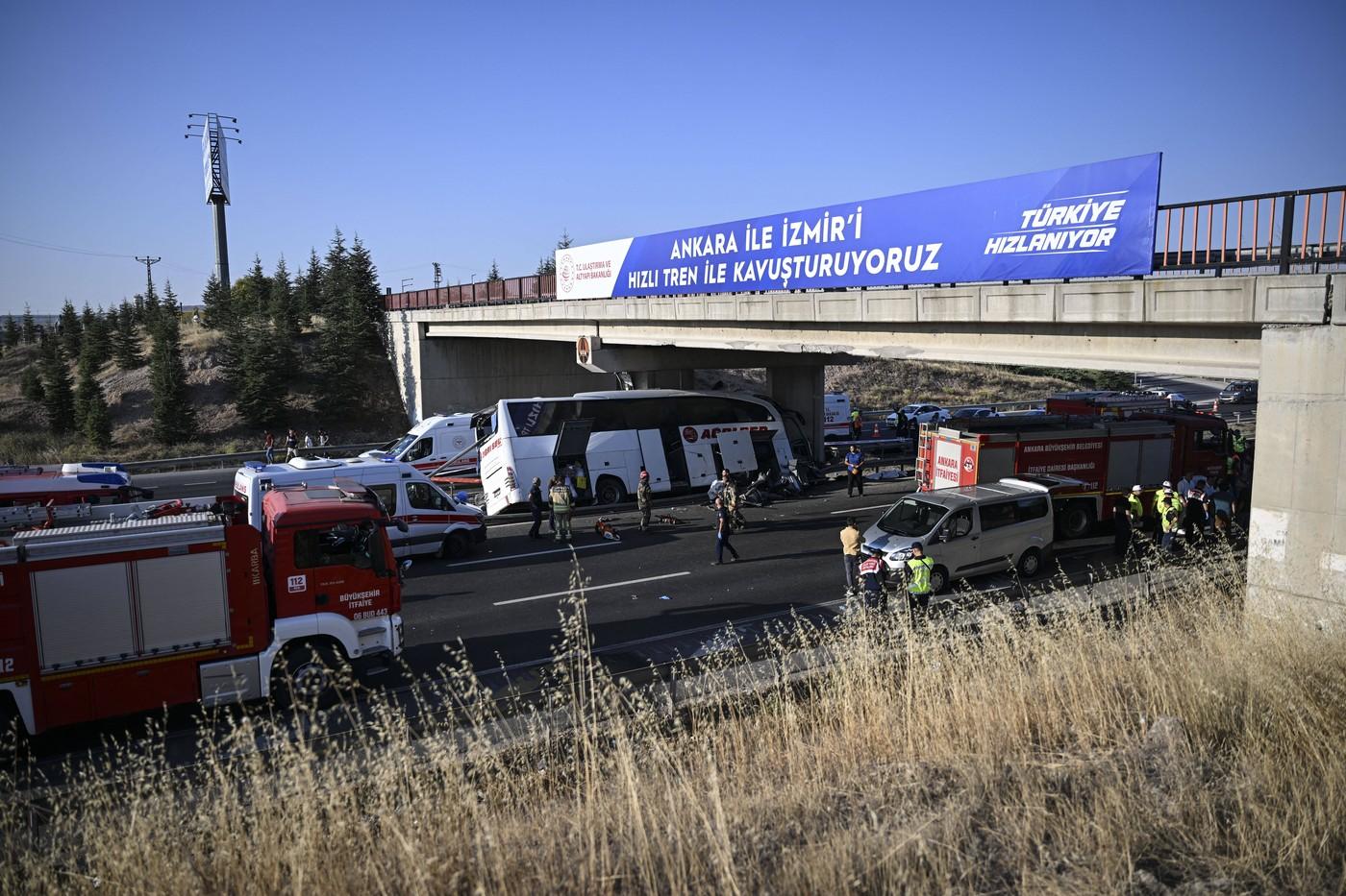 Dezastru cu noua morți și zeci de răniți, în Ankara. Un autocar s-a rupt pe jumătate într-un pod, după ce șoferul ar fi căzut pradă somnului