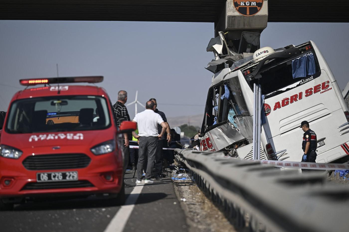 Dezastru cu noua morți și zeci de răniți, în Ankara. Un autocar s-a rupt pe jumătate într-un pod, după ce șoferul ar fi căzut pradă somnului