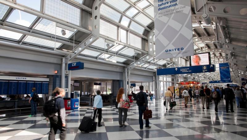 O femeie a murit după ce a rămas blocată pe banda de bagaje a aeroportului din Chicago