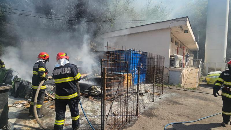 Incendiu în curtea Spitalului Județean Piatra-Neamț. Focul ar fi pornit de la tomberoane