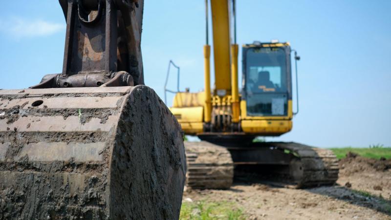 Bărbat fără adăpost, găsit mort într-un excavator parcat la ieşirea spre autostradă, în Timiş