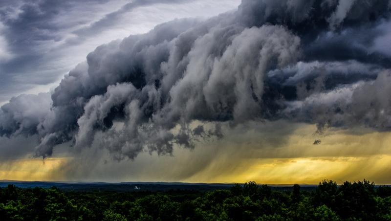 Ploi şi vijelii în toată ţara, până joi dimineaţă. La noapte, 14 judeţe şi Capitala intră sub avertizare meteo de furtuni