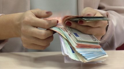 66% dintre adolescenţi primesc bani de la părinţi: suma medie lunară oferită