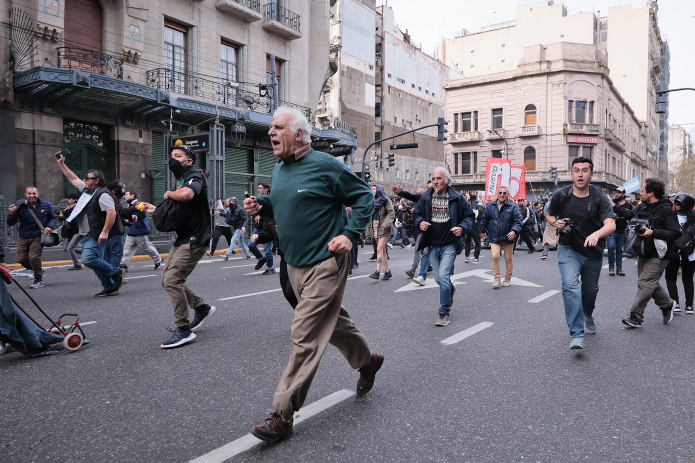 Haos în Argentina, după ce președintele a blocat creșterea pensiilor. Pensionarii s-au luat la bătaie cu polițiștii