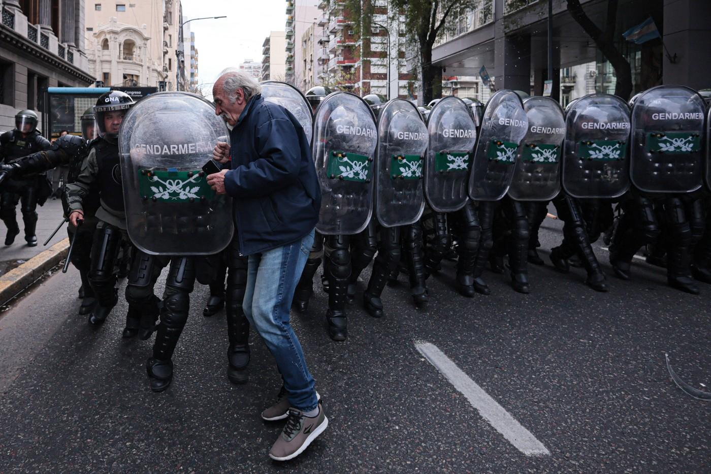 Haos în Argentina, după ce președintele a blocat creșterea pensiilor. Pensionarii s-au luat la bătaie cu polițiștii