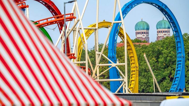 Panică într-un parc de distracţii din Germania. Pasagerii unui roller coaster, blocaţi în scaune timp de 40 de minute după o defecţiune