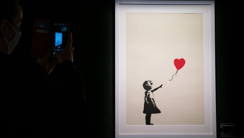 Tabloul "Girl With Balloon", semnat de Banksy, a fost furat dintr-o galerie londoneză. Cine sunt cei doi hoți