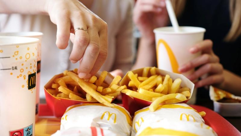 O ţară din Europa va interzice reclamele la junk-food pe internet şi la TV pentru a combate obezitatea infantilă