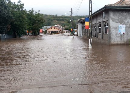 Moldova, sub ape. Peste 5.000 de gospodării afectate de inundaţii şi 252 de persoane evacuate, în Galaţi. 40 de persoane evacuate în Vaslui şi mai multe locuinţe afectate