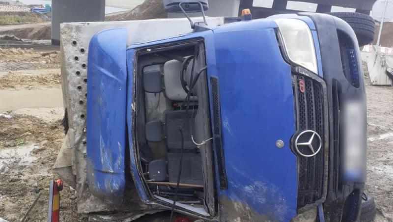 Un bărbat de 55 de ani şi-a pierdut viaţa într-un accident cumplit în Tureni, Cluj. Camion cu cai, răsturnat