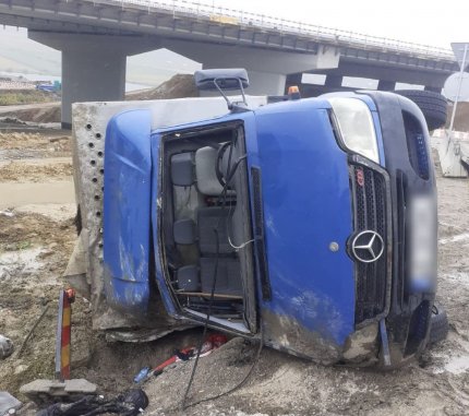 Un bărbat de 55 de ani şi-a pierdut viaţa într-un accident cumplit în Tureni, Cluj. Doi cai au fost răniţi după ce vehiculul care îi transporta s-a răsturnat