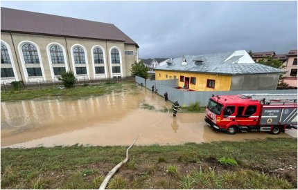 Ploile au făcut ravagii în Buzău. Un muzeu, o grădiniţă, blocuri şi mai multe case, inundate. Trei localităţi au rămas fără electricitate