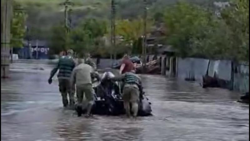 MApN anunţă că peste o sută de militari sunt pregătiţi să intervină în zonele calamitate. Tîlvăr: "Lanţul de decizie e mult mai scurt"