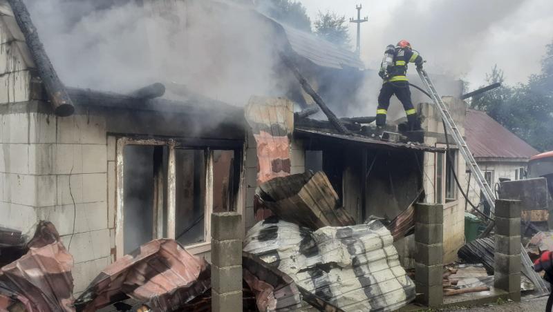 Bebeluș de 3 luni, mort într-un incendiu care a cuprins casa bunicii din Bistriţa-Năsăud. Femeia a reuşit să îşi salveze doar o nepoată