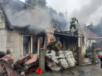 Bebeluș de 3 luni, mort într-un incendiu care a cuprins casa bunicii din Bistriţa-Năsăud. Femeia a reuşit să îşi salveze doar o nepoată