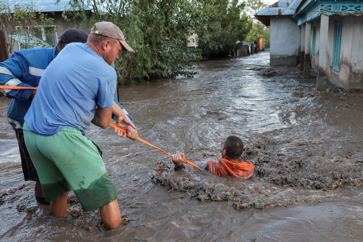 Ore critice în Galaţi. Hidrologii au prelungit codul roşu de inundaţii, iar în Slobozia Conachi nivelul apei creşte de la o oră la alta