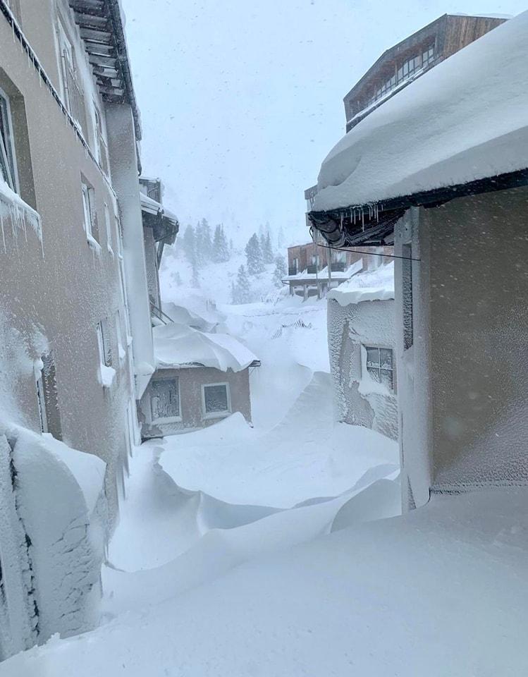 De la 30 de grade Celsius la 1,5 metri de zăpadă, în doar câteva ore. Oraşul îngropat în zăpadă de ciclonul Boris