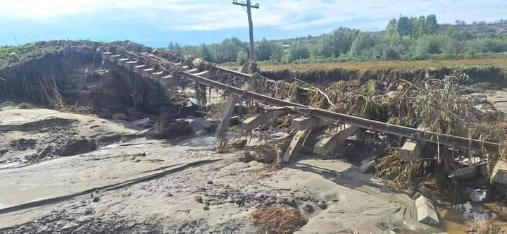 Dezastru pe calea ferată. Tronsonul care leagă Galaţi de Bârlad a fost compet distrus de inundaţiile catastrofale