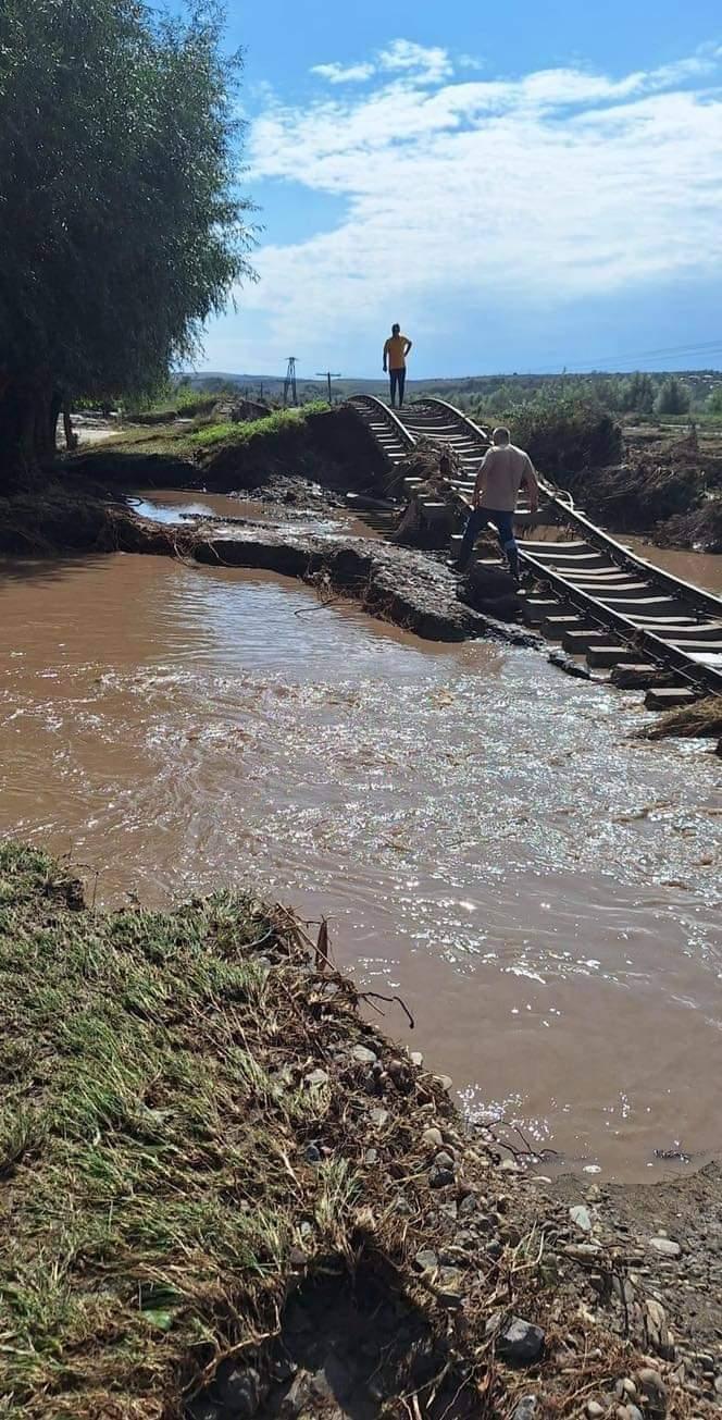 Dezastru pe calea ferată. Tronsonul care leagă Galaţi de Bârlad a fost compet distrus de inundaţiile catastrofale