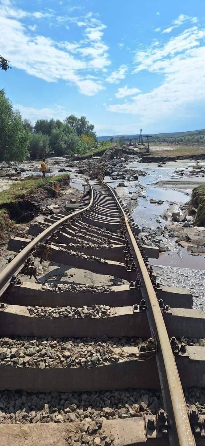 Dezastru pe calea ferată. Tronsonul care leagă Galaţi de Bârlad a fost compet distrus de inundaţiile catastrofale