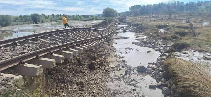 Dezastru pe calea ferată. Tronsonul care leagă Galaţi de Bârlad a fost compet distrus de inundaţiile catastrofale