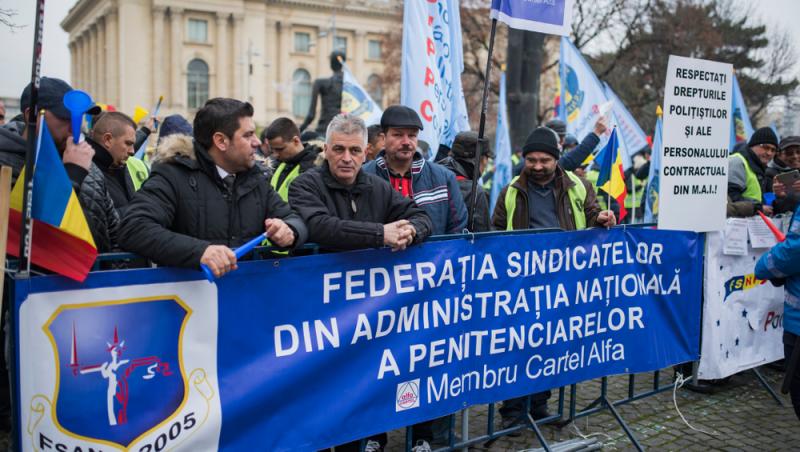 Protest al militarilor şi al poliţiştilor de penitenciare, marţi, în faţa centrelor PSD şi PNL. Manifestanţii cer "dreptul la un trai decent"