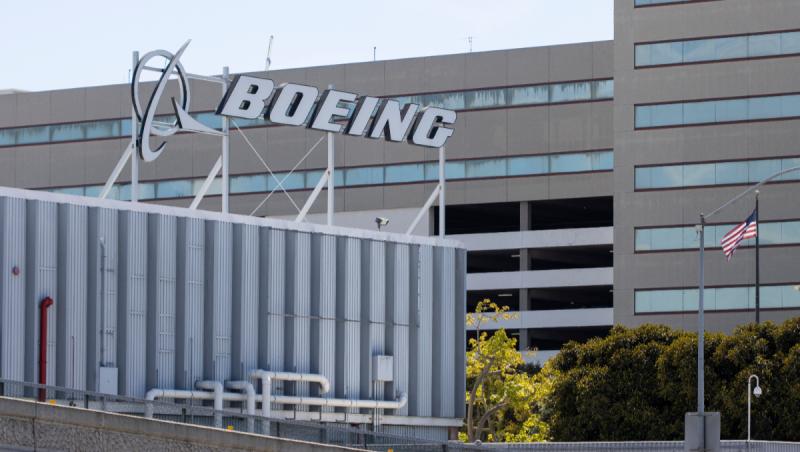 Criză la Boeing. Compania anunţă concedieri masive şi trimite angajaţii în concedii fără plată